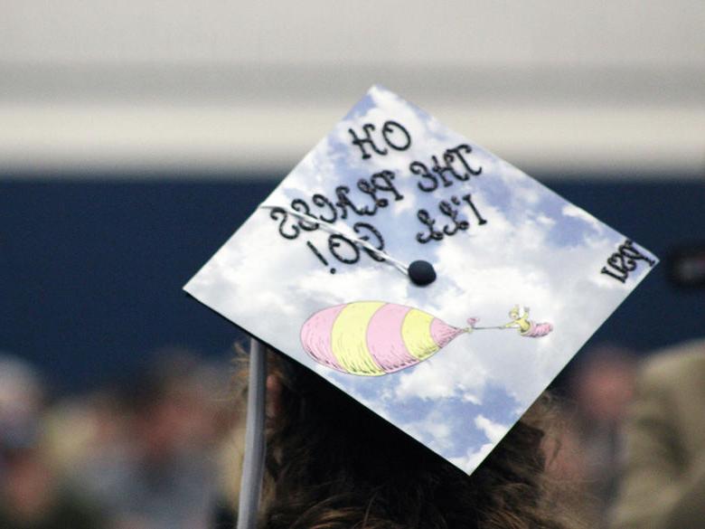 一名宾州州立大学蒙奥图分校的毕业生在毕业典礼上佩戴装饰过的灰浆板